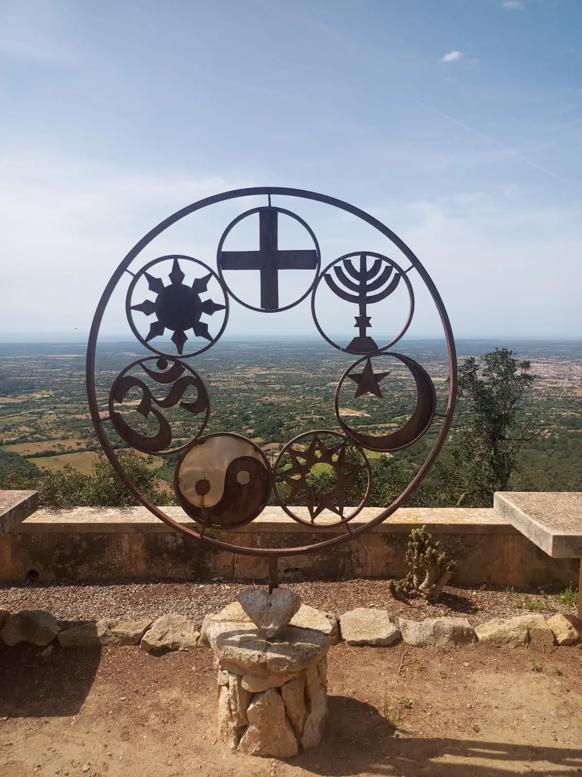 Imagen de un mirador con una estructura de metal con símbolos